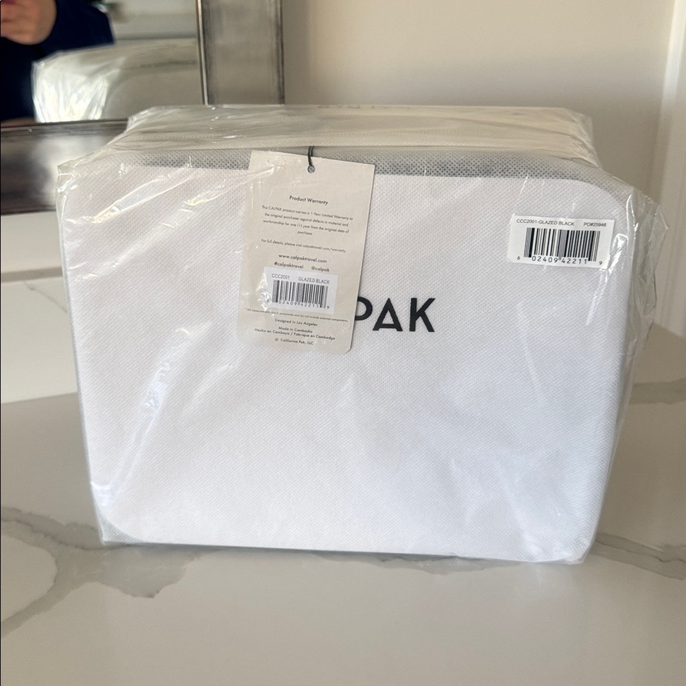 NWT Calpak Large Clear Cosmetic Case - Black - Picture 2 of 8